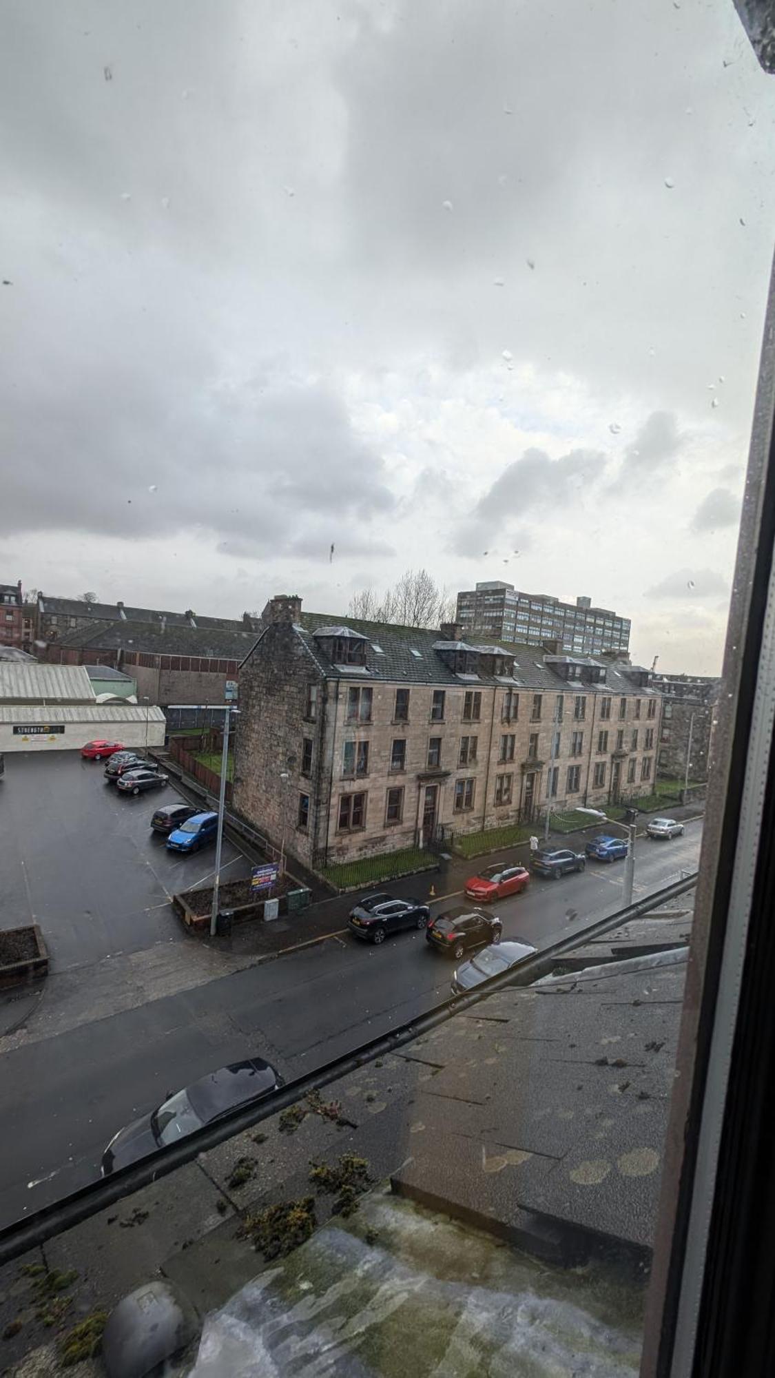 Lovely 2 Bedroom Apartment In Central Location Greenock Exterior foto